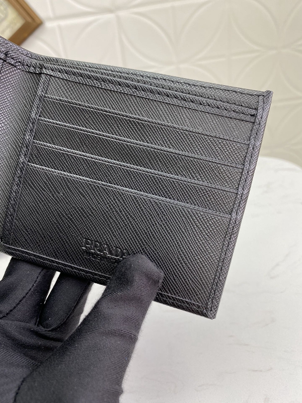 プラダ財布コピー着用イメージ